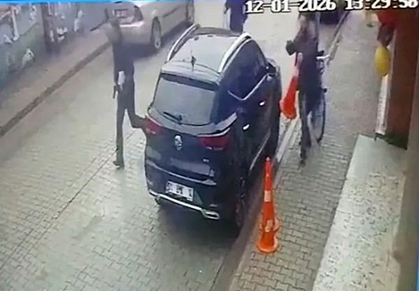 O veliden pes dedirten savunma! Öğretmeni önce darp etti sonra kurşun yağdırdı